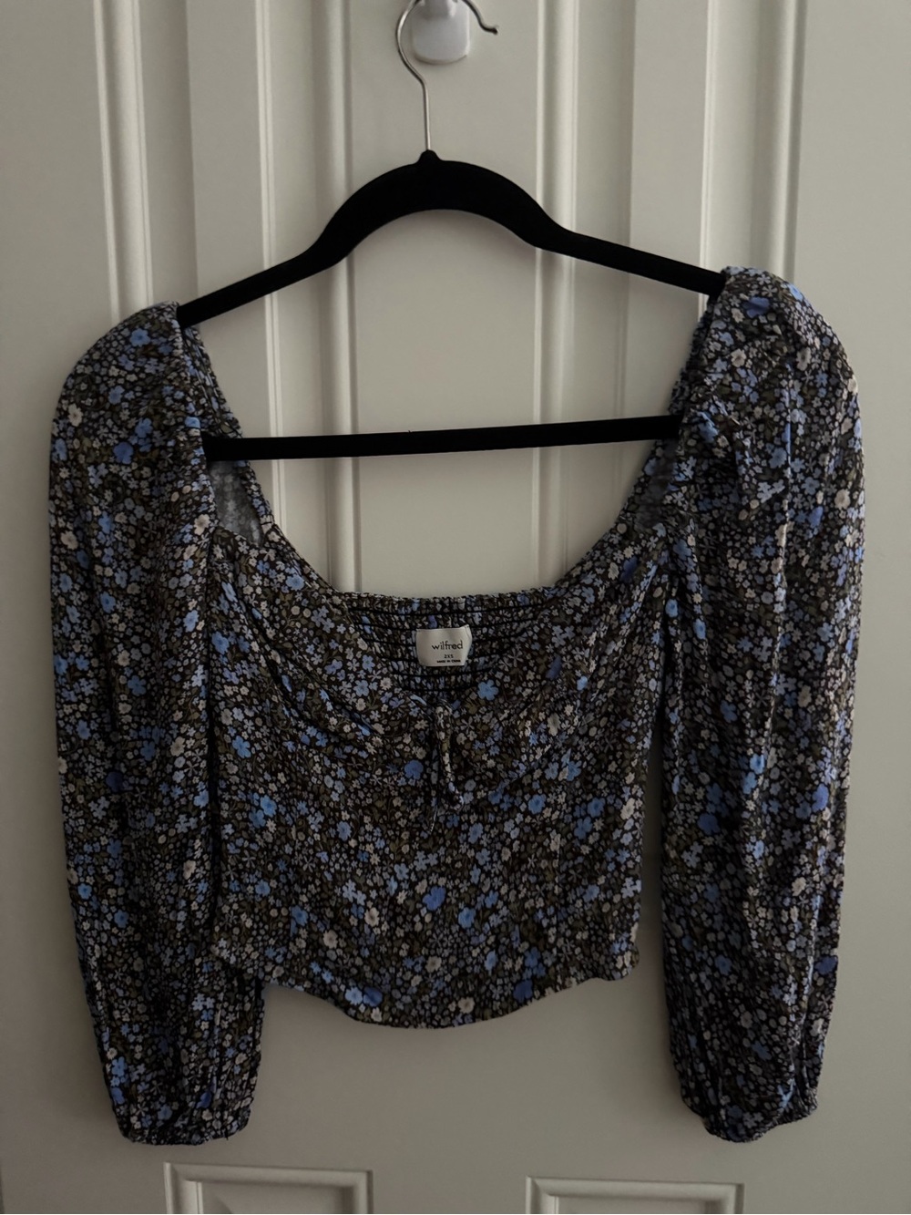 EUC Aritzia Blue and Black Floral Puff-Sleeve Crop Top